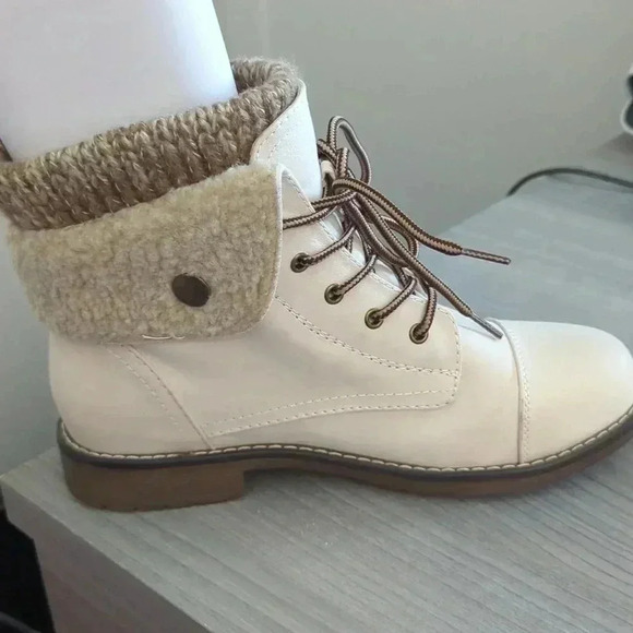 Women's Duena Booties - Picture 9 of 10